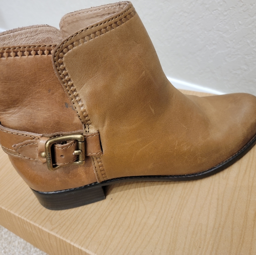 New Fossil Boots w/belt women's size 8.5